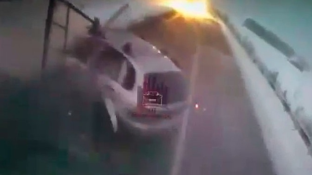 Лоб в лоб: видео момента столкновения иномарки и грузовика под Красноярском