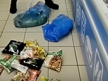 Покупательница разбросала продукты в супермаркете и попала на видео