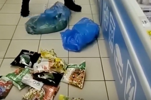 Покупательница разбросала продукты в супермаркете и попала на видео