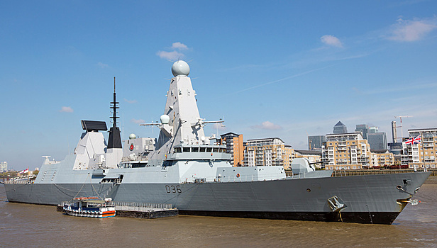 Лондон направил в Ормузский пролив эсминец Defender