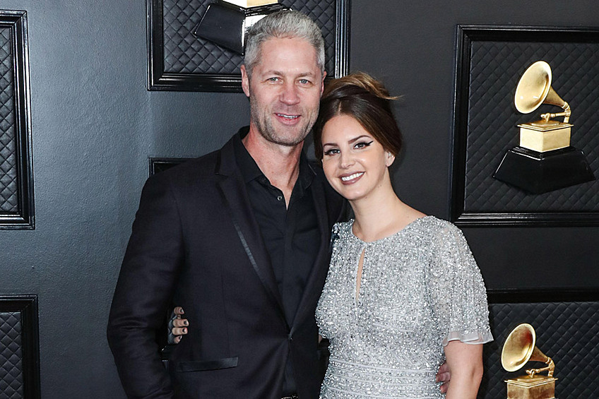 Первый выход влюбленных на церемонии вручения главной музыкальной премии в мире "Грэмми". В СМИ написали, что платье Ланы идеально сочеталось с цветом волос ее нового мужчины.