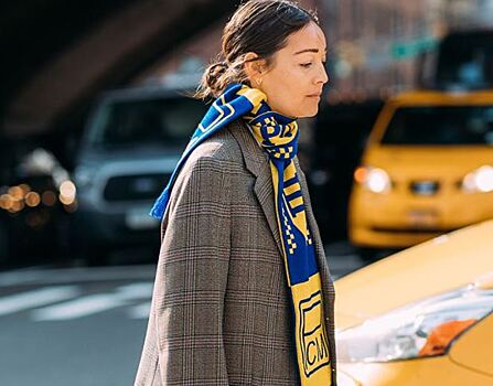 Стилист пришла на нью‐йоркскую неделю моды в шарфе ФК «Ростов». Но россияне лук не оценили