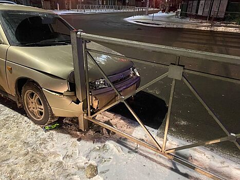 Девушка на ВАЗ протаранила дорожное ограждение в Костроме: есть пострадавшие