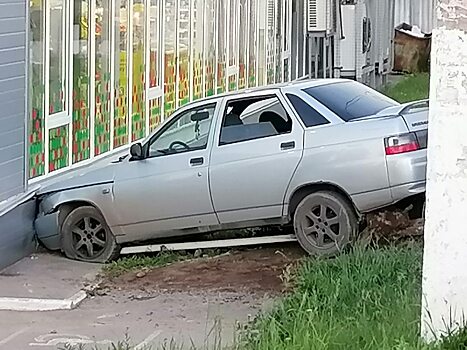 Мужчина въехал в «Пятерочку» на машине в Саратовской области