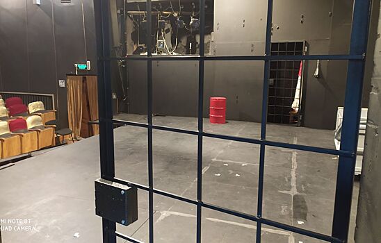 Челябинский камерный театр подготовил для зрителей решетки и металлоискатели