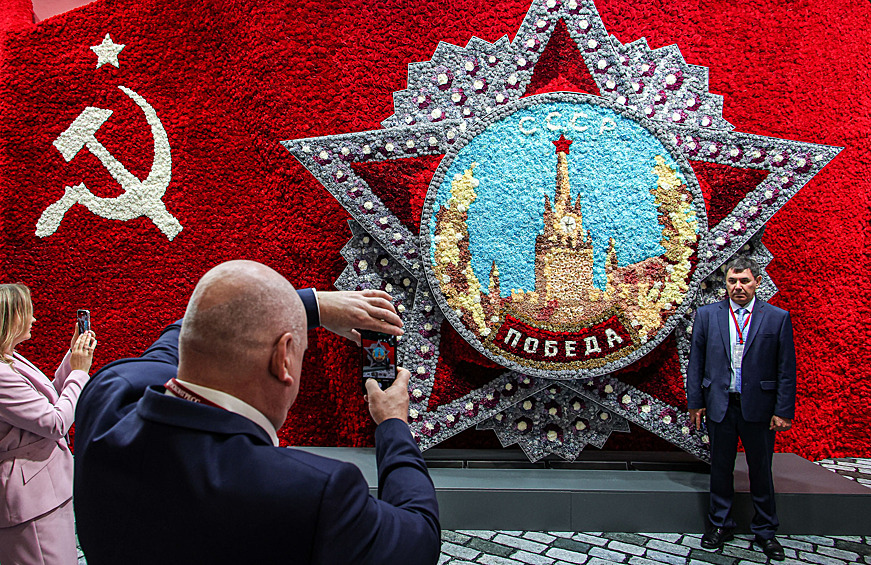 Участники XXVIII Петербургского международного экономического форума на территории конгрессно-выставочного центра "Экспофорум".