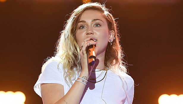 Новая порция интимных фото знаменитостей утекла в Сеть