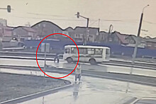 Водитель из Новосибирска проехал на красный свет и сбил маленького ребенка