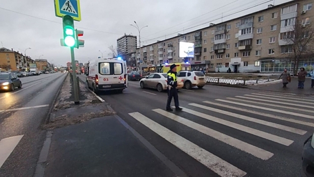 Возле екатеринбургской станции метро скорая помощь сбила девушку в наушниках