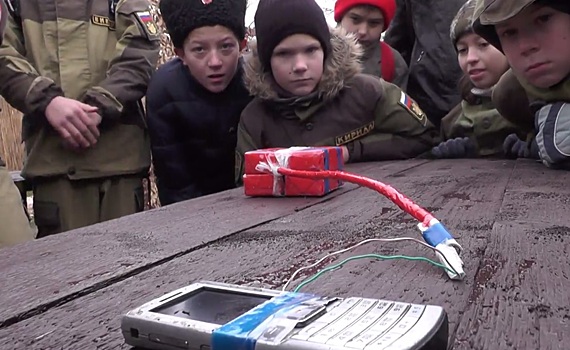 Крымские школьники изучают пояса смертников и бомбы