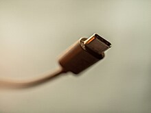 Киберэксперт Казаков рассказал, как подобрать кабель для зарядки смартфона