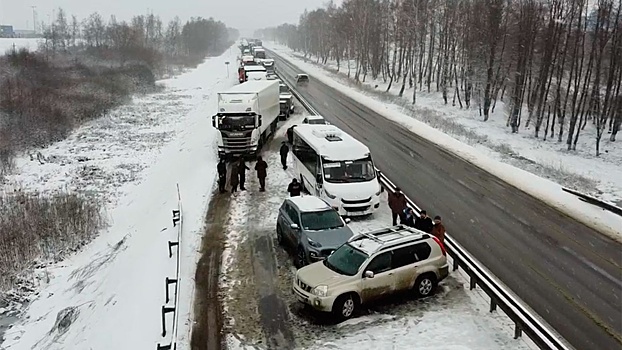 Массовая авария с десятком машин спровоцировала перекрытие трассы в Калужской области