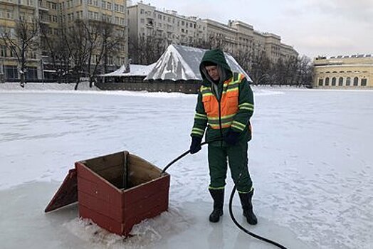 Ежедневно в Москве проводятся работы по аэрации водоемов для защиты рыб и растений