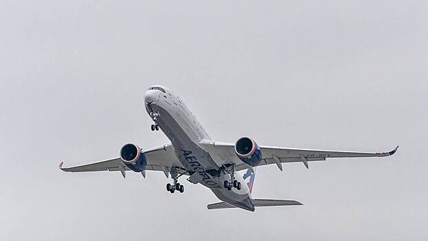 Самолет "Уральских авиалиний" экстренно сел в Сургуте из-за ухудшения здоровья пассажира
