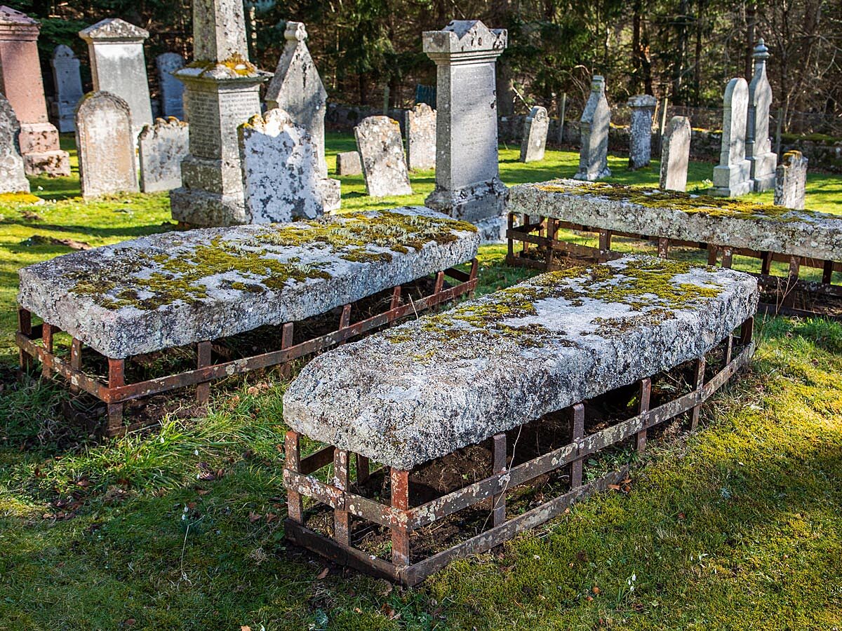 Зачем некоторые могилы в Англии замуровывали в клетки