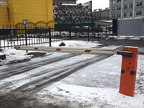 Московским водителям напомнили о продлении абонементов на парковки со шлагбаумом