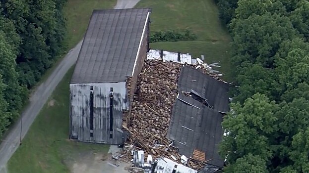 В США под обломками рухнувшего склада оказались тысячи бочек с виски