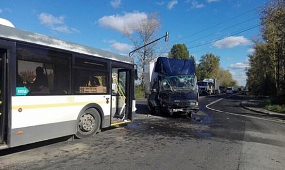Восемь пассажиров пострадали в результате столкновения автобуса Мострансавто с грузовиком в Домодедово