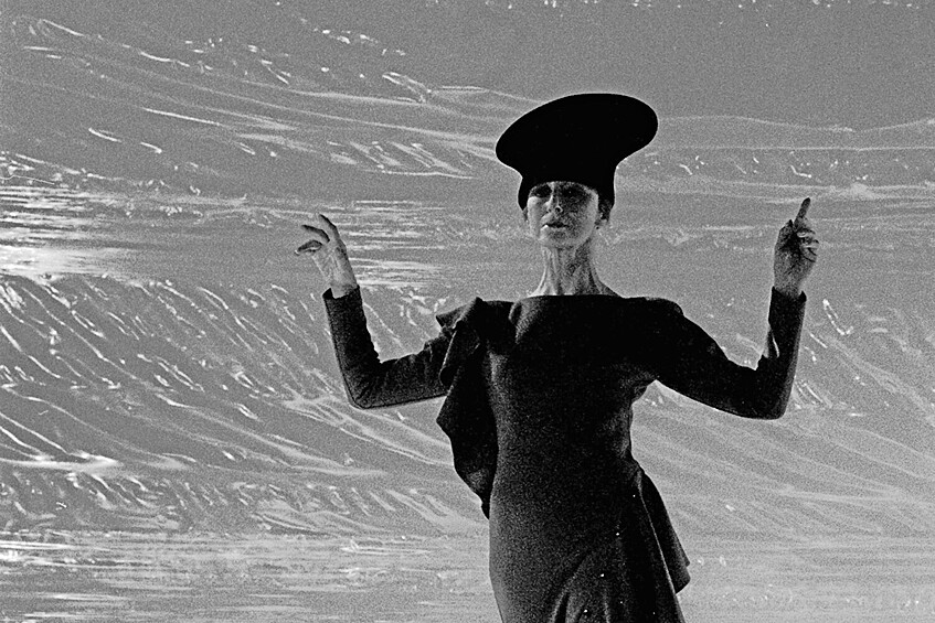 Народная артистка СССР, балерина Майя Плисецкая выступает в роли манекенщицы, демонстрируя новинки сезона знаменитого французского модельера Пьера Кардена, 10 сентября 1987 года