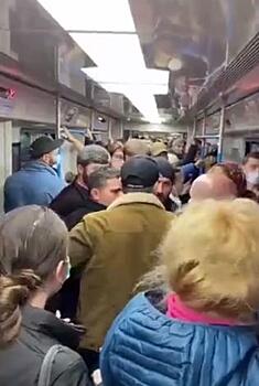 В Москве в метро опять случился конфликт из-за девушек