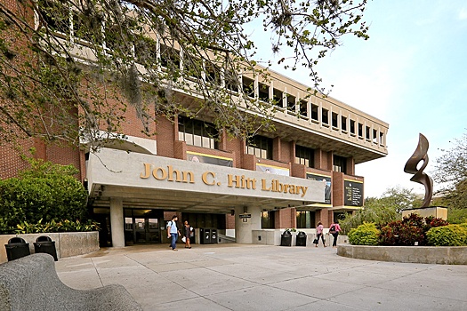 В библиотеках США продолжаются "литературные чистки". С начала года во Флориде под запрет попали уже более 170 книг