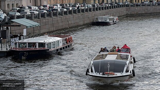 В Петербурге теплоход «Александр Скрябин» врезался в Адмиралтейскую набережную