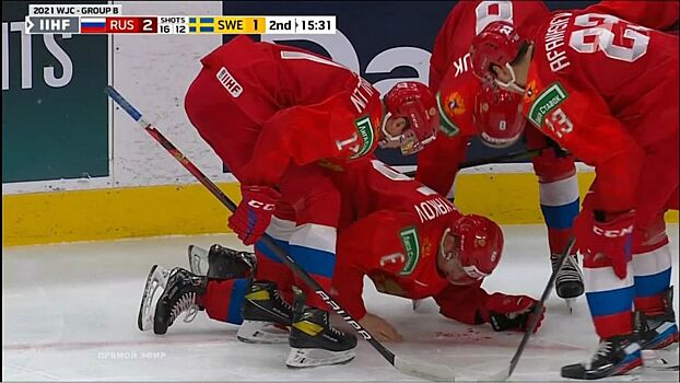 Разбил лицо ударом клюшки. Русский хоккеист получил травму