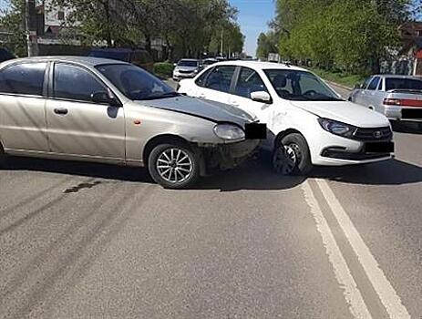 Пассажир легковушки пострадал при столкновении Chevrolet и Lada Granta