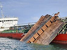 Пострадавший в Азовском море танкер частично разрушился