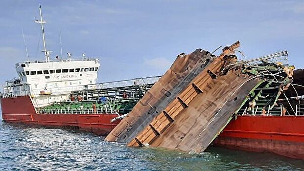 Пострадавший в Азовском море танкер частично разрушился