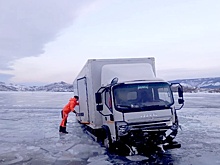 Под лед Байкала провалился третий автомобиль за несколько дней