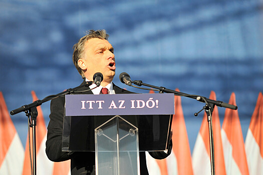 Премьер Венгрии жал гирю в костюме на мероприятии перед выборами