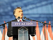 Премьер Венгрии жал гирю в костюме на мероприятии перед выборами