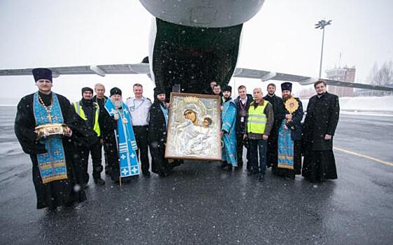 Югорские священники облетели на самолете округ с крестным ходом против коронавируса