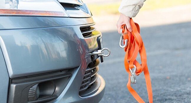 Кому включать аварийку: кто буксирует или кого буксируют?