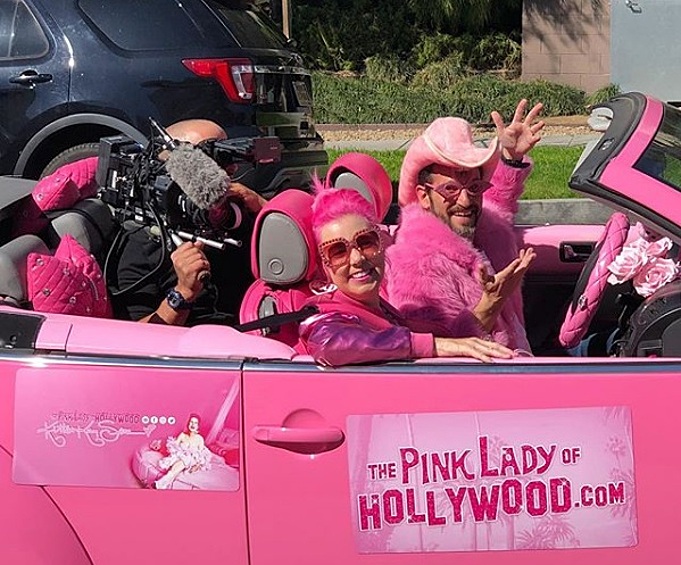 Кабриолет "Розовой Леди Голливуда", разумеется, тоже выкрашен в розовый цвет.