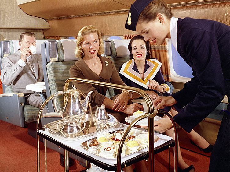 После полудня пассажирам подавали чай со всевозможными сладостями, от булочек до джемов. В конце перелета — шампанское и канапе. По словам стюардесс, людям не нужны были фильмы и музыка — они были слишком заняты едой