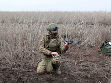 Оператор БПЛА показал, как отрабатывает навыки сброса снаряда на полигоне в ДНР