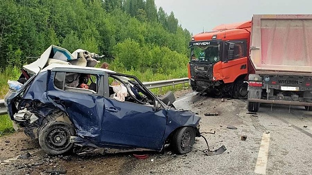 Четыре человека погибли в ДТП с грузовиком в Прикамье