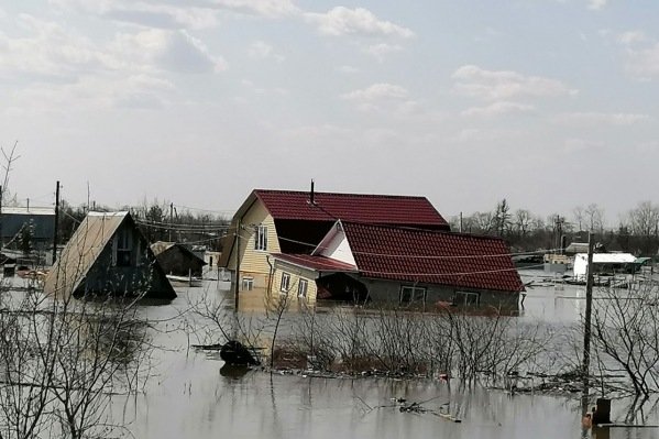 В Сургуте дачи уходят по воду после ледохода: «Затопит по самую крышу»