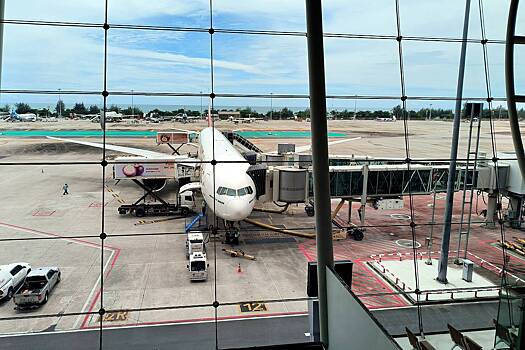 Босой россиянин с голым торсом устроил переполох в аэропорту Пхукета