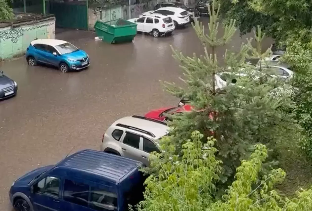 Потоп на подмосковной улице попал на видео