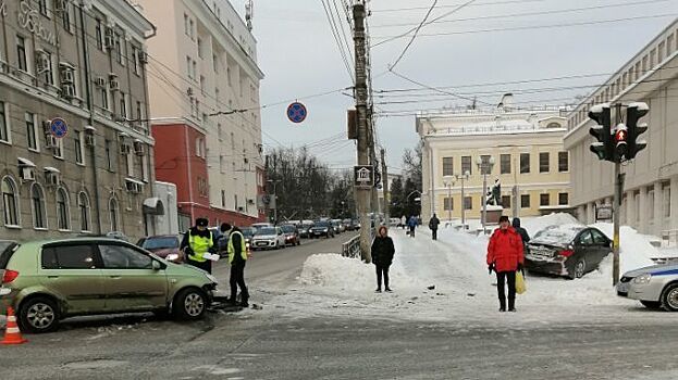          ДТП у музея Васнецовых: водитель «Хендая» вылетел в сугроб на тротуаре       