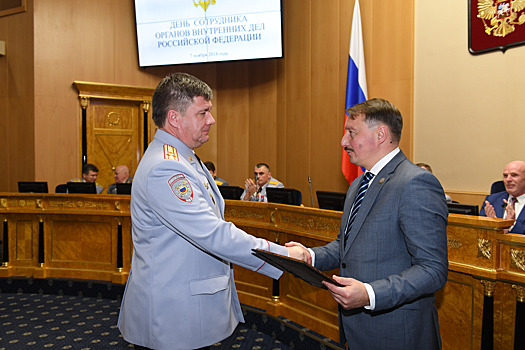 Глава Леноблизбиркома поздравил сотрудников полиции с профессиональным праздником