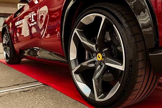 Папа Римский получил подарок от «Феррари»