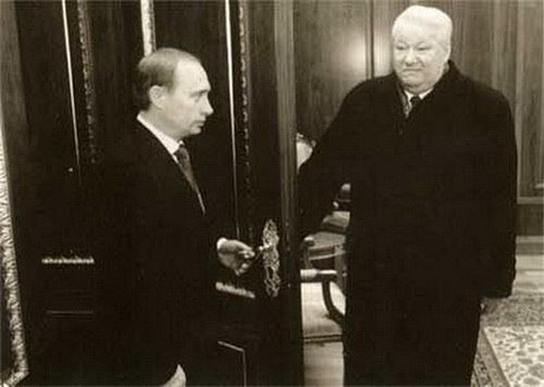 Борис Ельцин покидает Кремль, 1999 год.