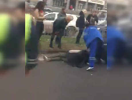 Лежит без движения на дороге: на Московском проспекте иномарка сбила девушку