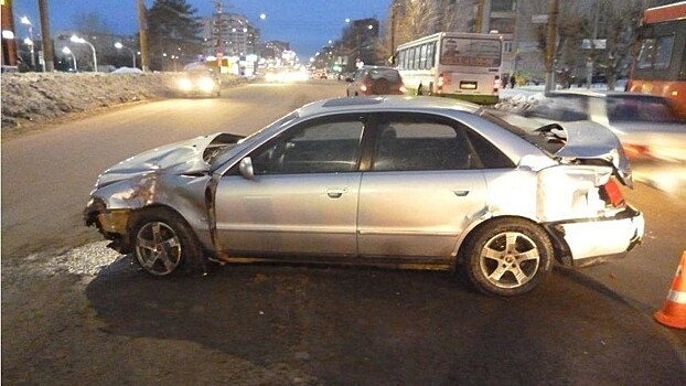 Водитель «Соляриса» спровоцировал массовое ДТП на Воровского