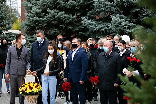 В Оренбурге студенты возложили цветы в память о погибших в Пермском университете