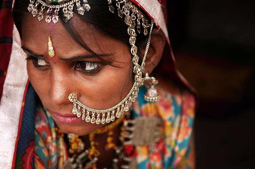 Индия. Идеальными в Индии считаются статные женщины с округлыми формами. Обильные и яркие украшения – непременный атрибут женской красоты. Бинди (цветная точка, которую индианки рисуют в центре лба) является не только религиозным символом, но и стильным аксессуаром. А серьги для носа (нат) считаются самыми соблазнительными украшениями.